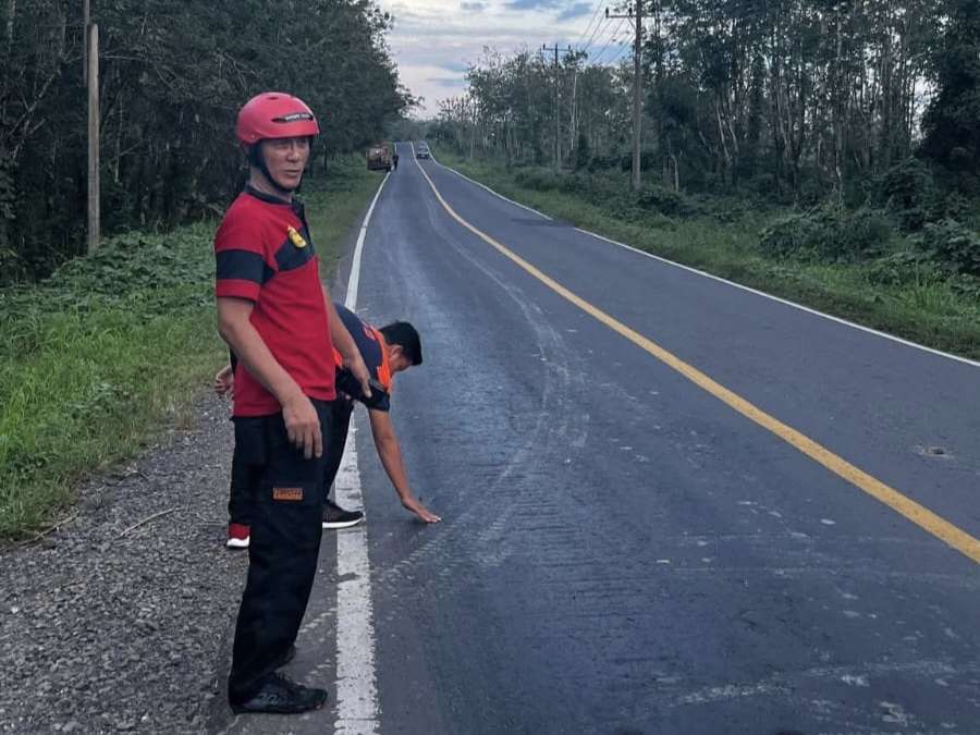 Jalinsum Way Kanan Licin Akibat Tumpahan Solar, Polisi dan BPBD Pasang Pasir Penjinak