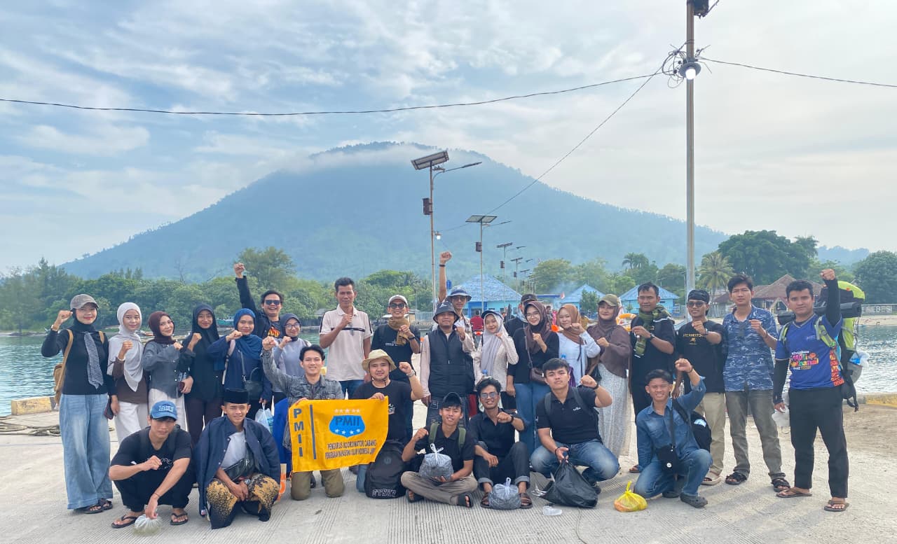 Amalkan Nilai Tri Hablum, PKC PMII Lampung Gelar Bakti Sosial di Pulau Sebesi