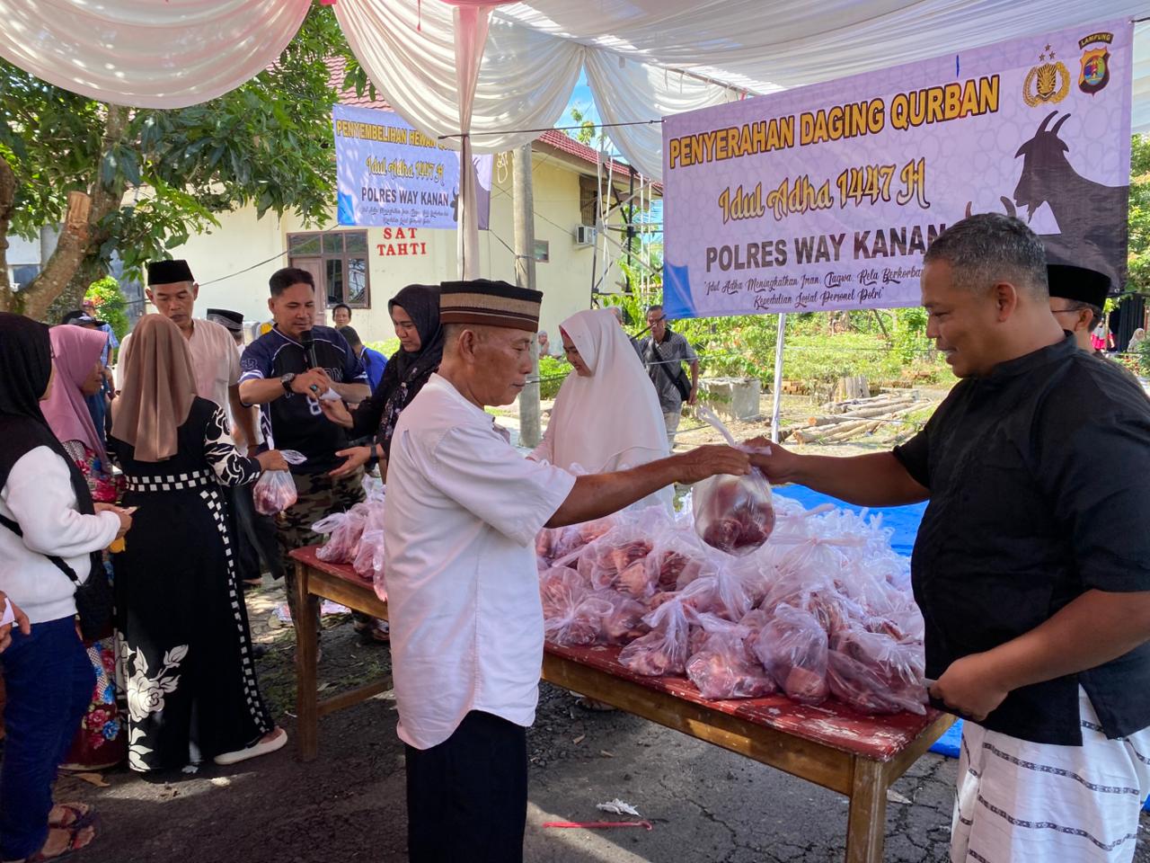 Idul Adha 1447 H, Polres Way Kanan Bagikan Daging Kurban dan Sembako ke Warga