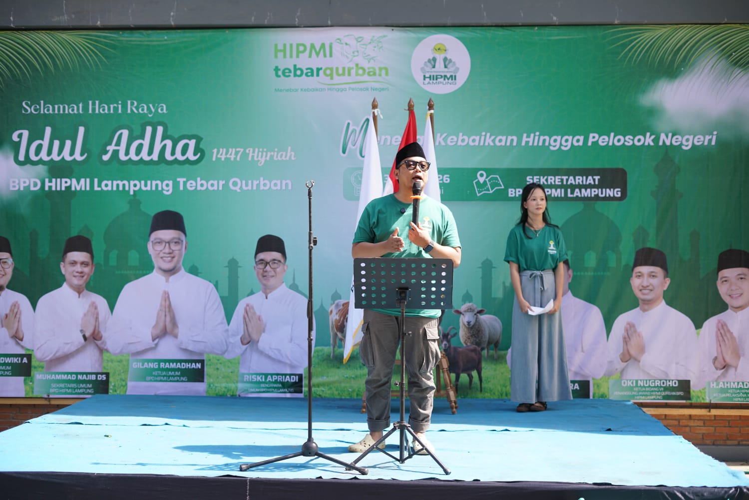Jajaran Pengusaha Muda HIPMI Lampung Bagikan Daging Kurban di PKOR