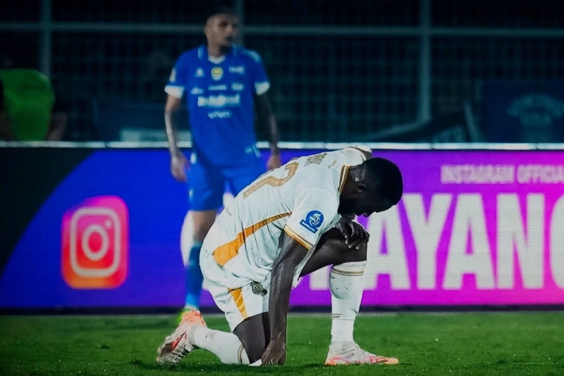 Dari Bhayangkara FC vs Persib: Helm Hilang, Amarah Ruang Ganti, Sampai Murka Suporter Tuan Rumah