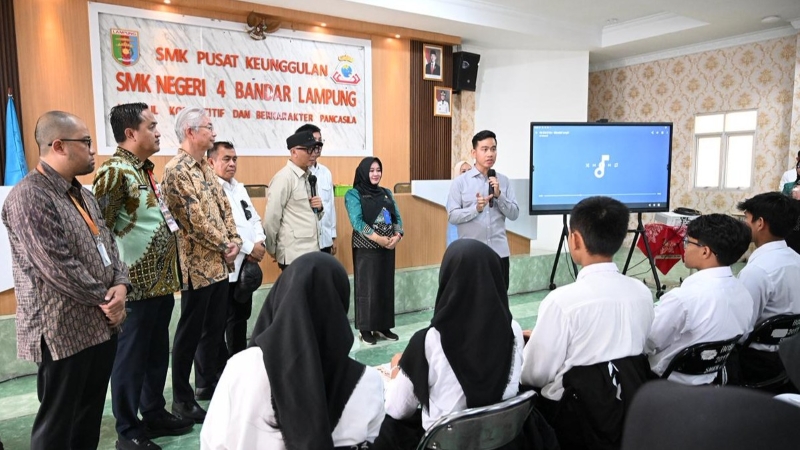 Wapres Gibran Tinjau Pelatihan Vokasi di SMKN 4 Bandar Lampung, Dorong SDM Siap Bersaing Global