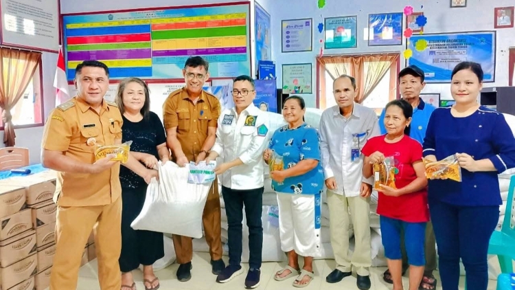 Bulog Tahuna Salurkan Bantuan Pangan untuk Warga Kelurahan Tona II
