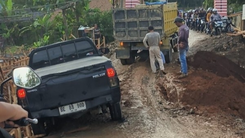 Proyek Jembatan Pendem Lambat, Jalur Karangsari–Fajar Baru Lumpuh dan Berlumpur