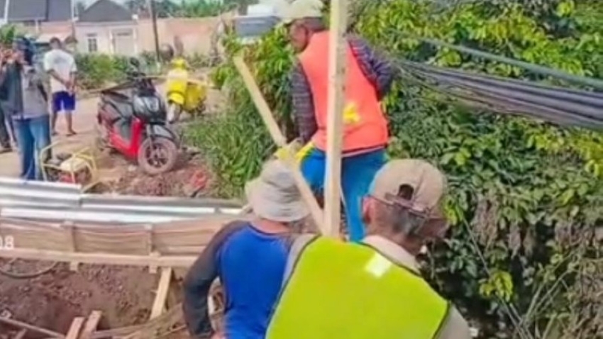 Rehabilitasi Jembatan Pendem Belum Rampung, Warga Keluhkan Jalan Berlumpur dan Minim Pengamanan