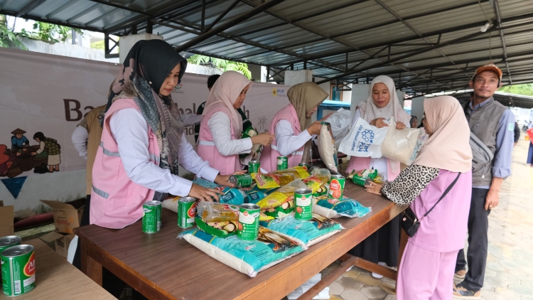 PLN Nusantara Power UP Bandar Lampung dan LAZIS Gelar Bazar Sembako Murah untuk Warga