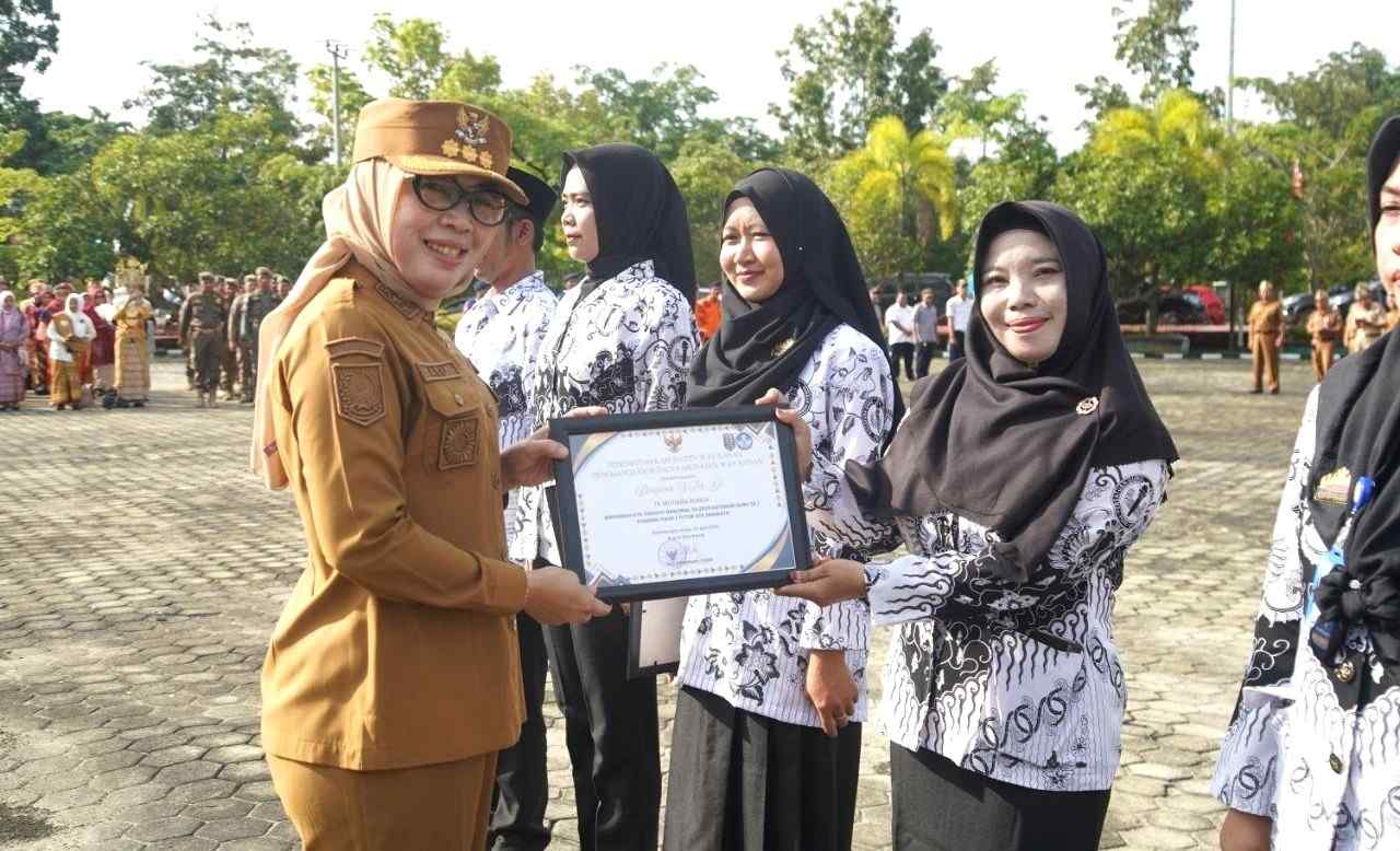 Pemkab Way Kanan Beri Penghargaan Guru Teladan di Hardiknas 2026