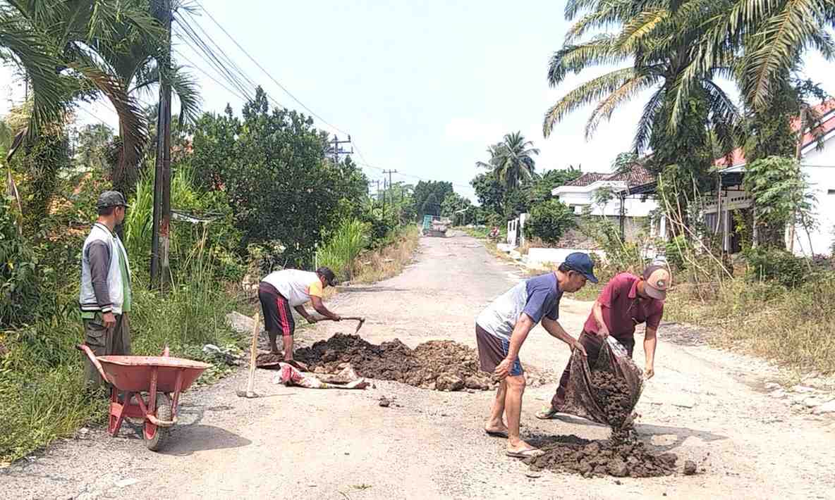 Warga Umpu Bhakti Gotong Royong Timbun Jalan Rusak Secara Swadaya