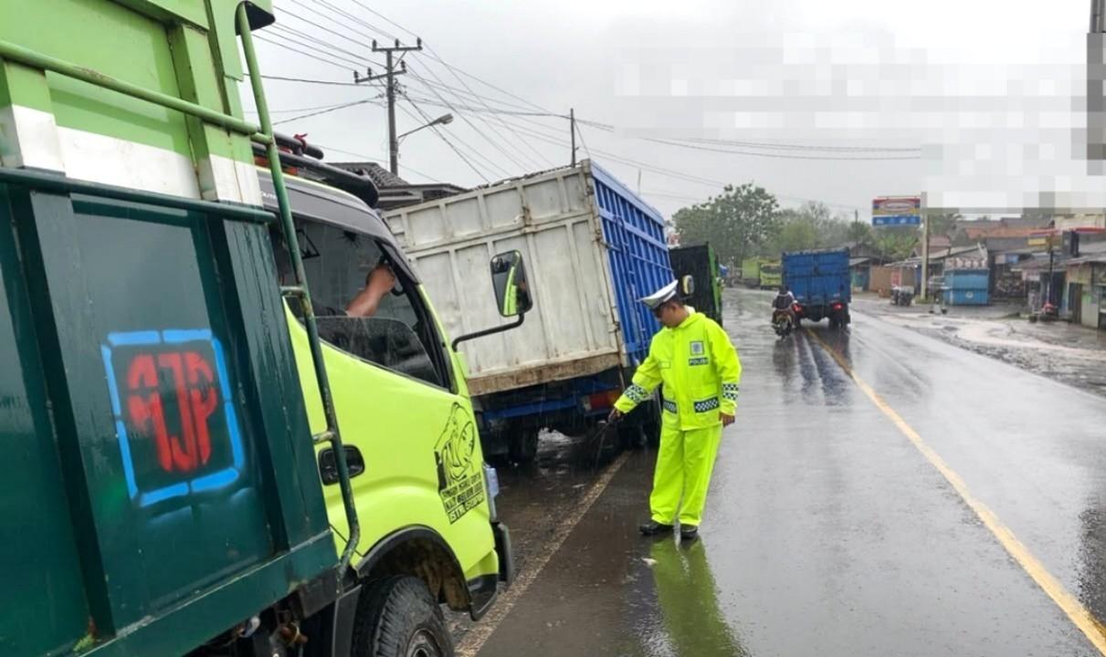 Respons Cepat Laporan Warga, Satlantas Polres Way Kanan Urai Kemacetan di SPBU Bumi Ratu