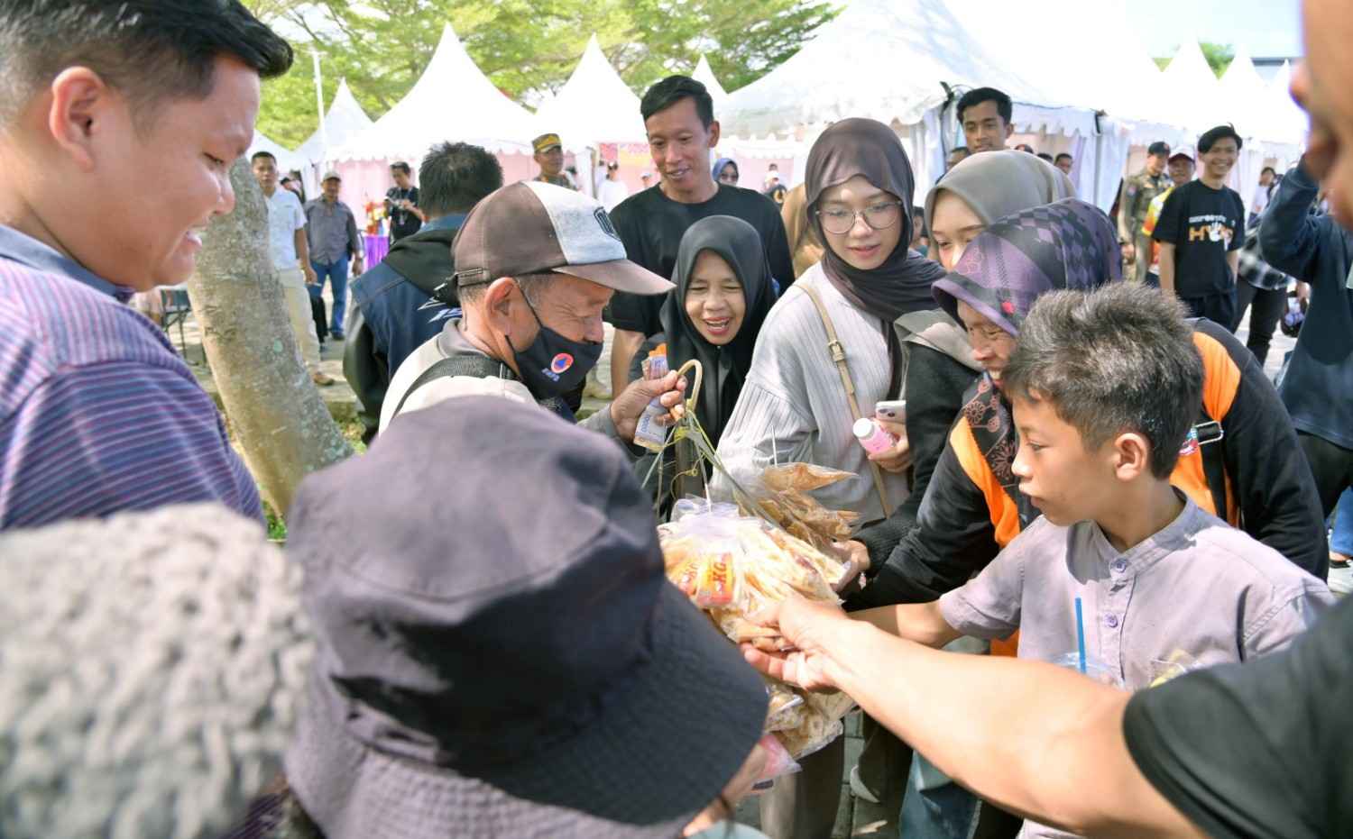IDS Sumatra 2026 Bawa Berkah, Pedagang Asongan di Lampung Selatan Panen Pembeli