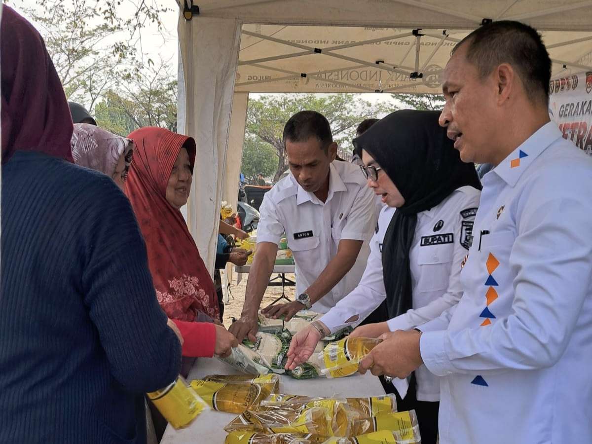 Gandeng Bulog, Bupati Ayu Asalasiyah Buka Penetrasi Pasar Murah Serentak di Way Kanan