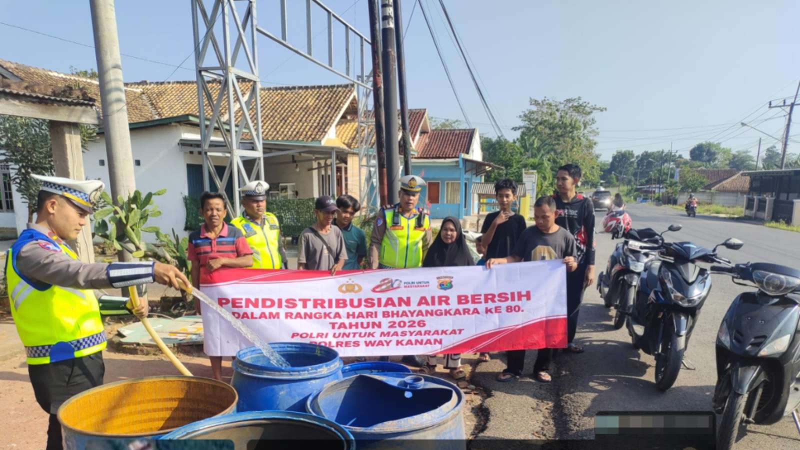 Sambut Hari Bhayangkara, Polisi Salurkan Pasokan Air Bersih untuk Warga Mangku Bumi