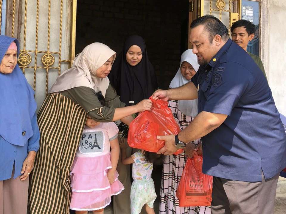 Sukseskan Program Menteri Imipas, Kalapas Way Kanan Salurkan Paket Sembako ke Warga Sekitar