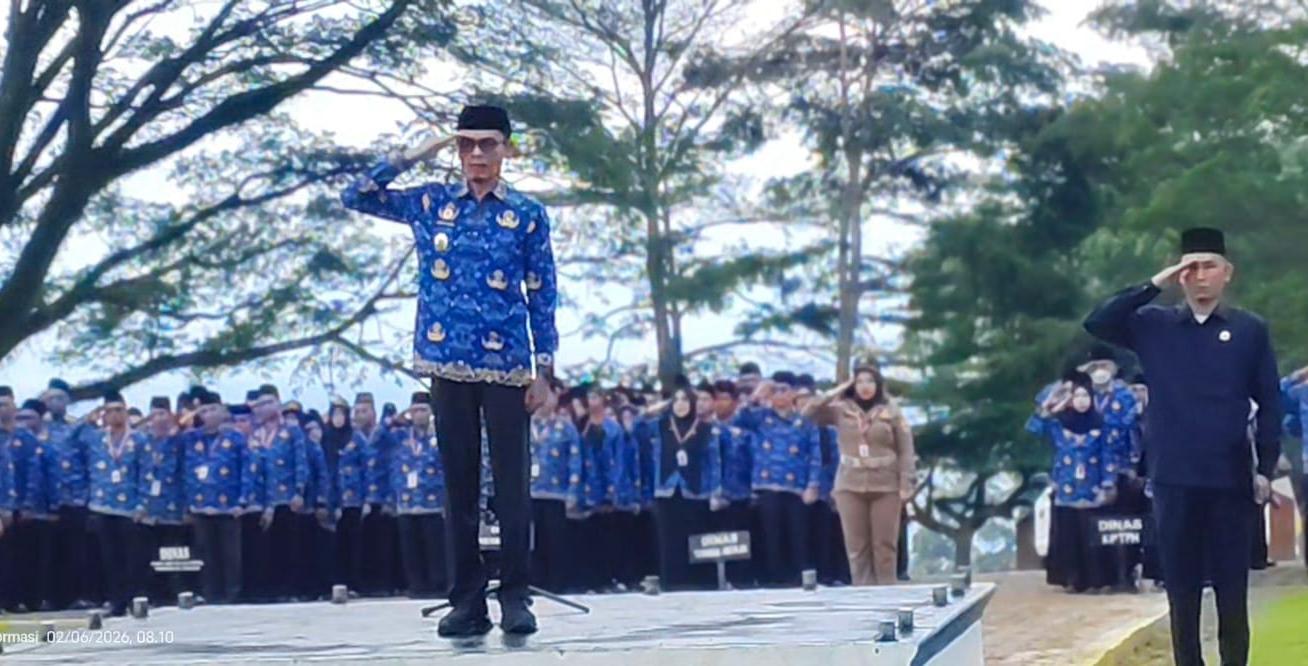 Upacara Ganda di Tanggamus, Wabup Agus Suranto Ajak ASN Diet Plastik dan Bawa Tumbler