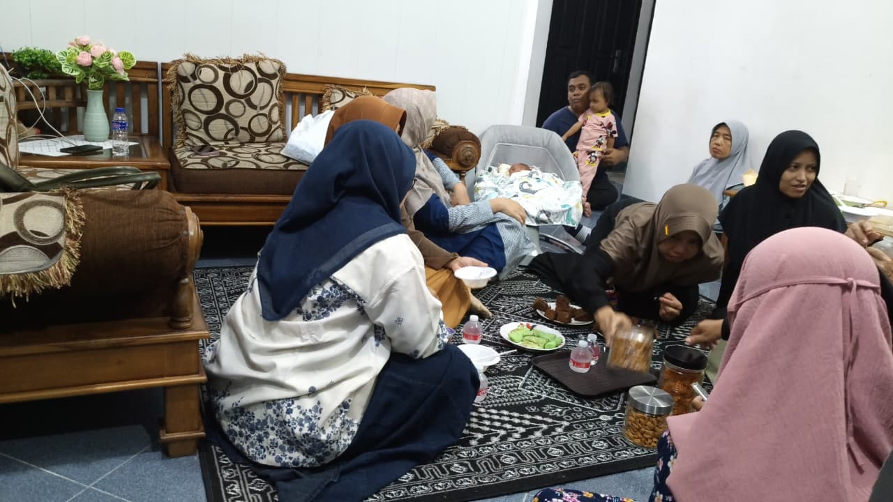 Jaga Tradisi Guyub, Ibu-ibu Kompleks Perumahan di Rajabasa Jenguk Kelahiran Buah Hati Warga