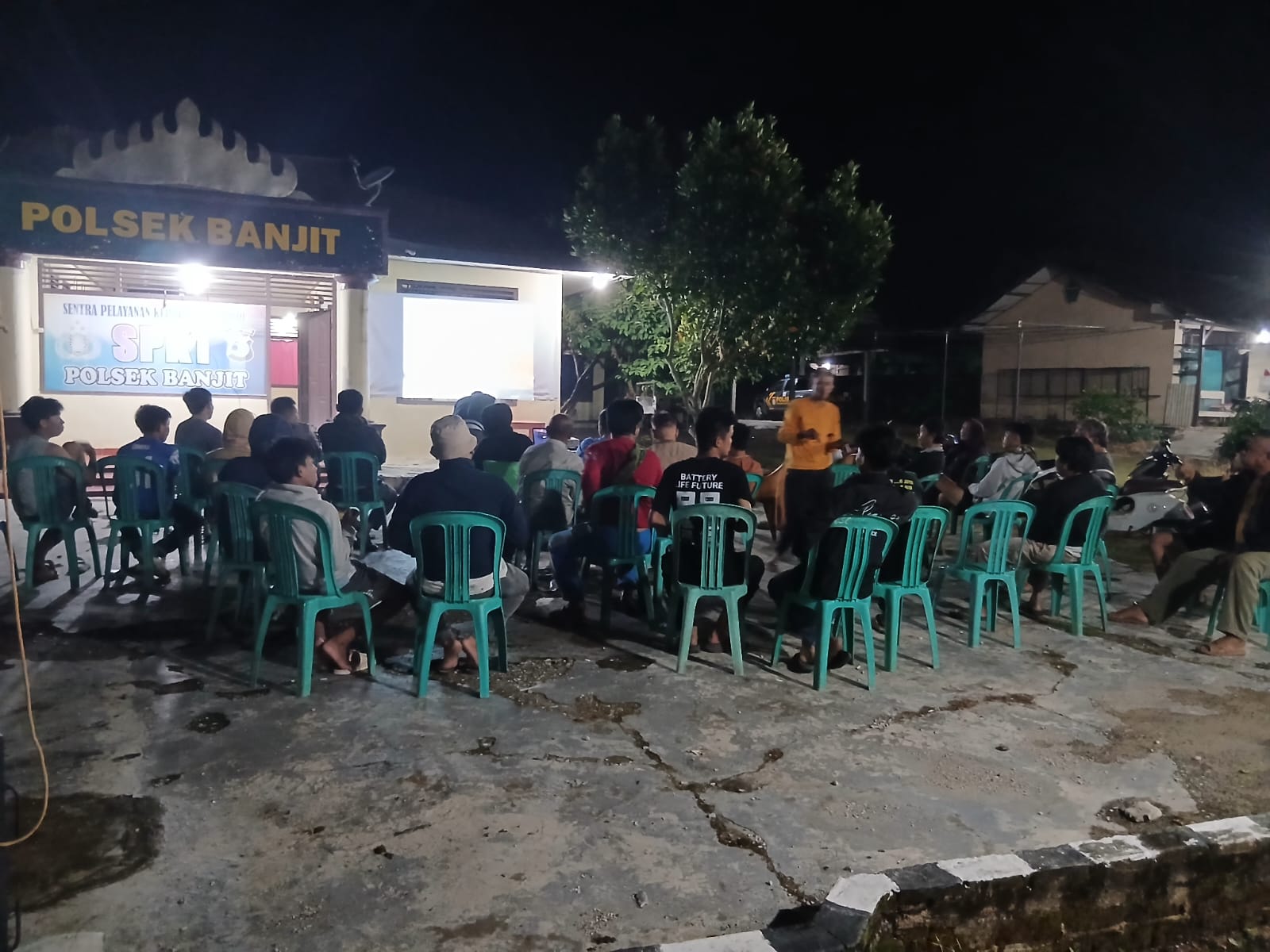 Dekatkan Diri dengan Masyarakat, Kapolsek Banjit Iptu Muhtiar Fasilitasi Nobar Piala Dunia Sampai Final