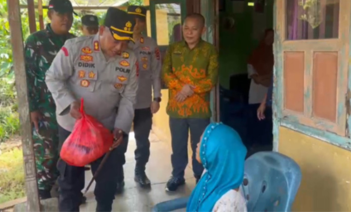 HUT Bhayangkara ke-80, Kapolres Way Kanan Salurkan Paket Bansos untuk Lansia di Sriwijaya