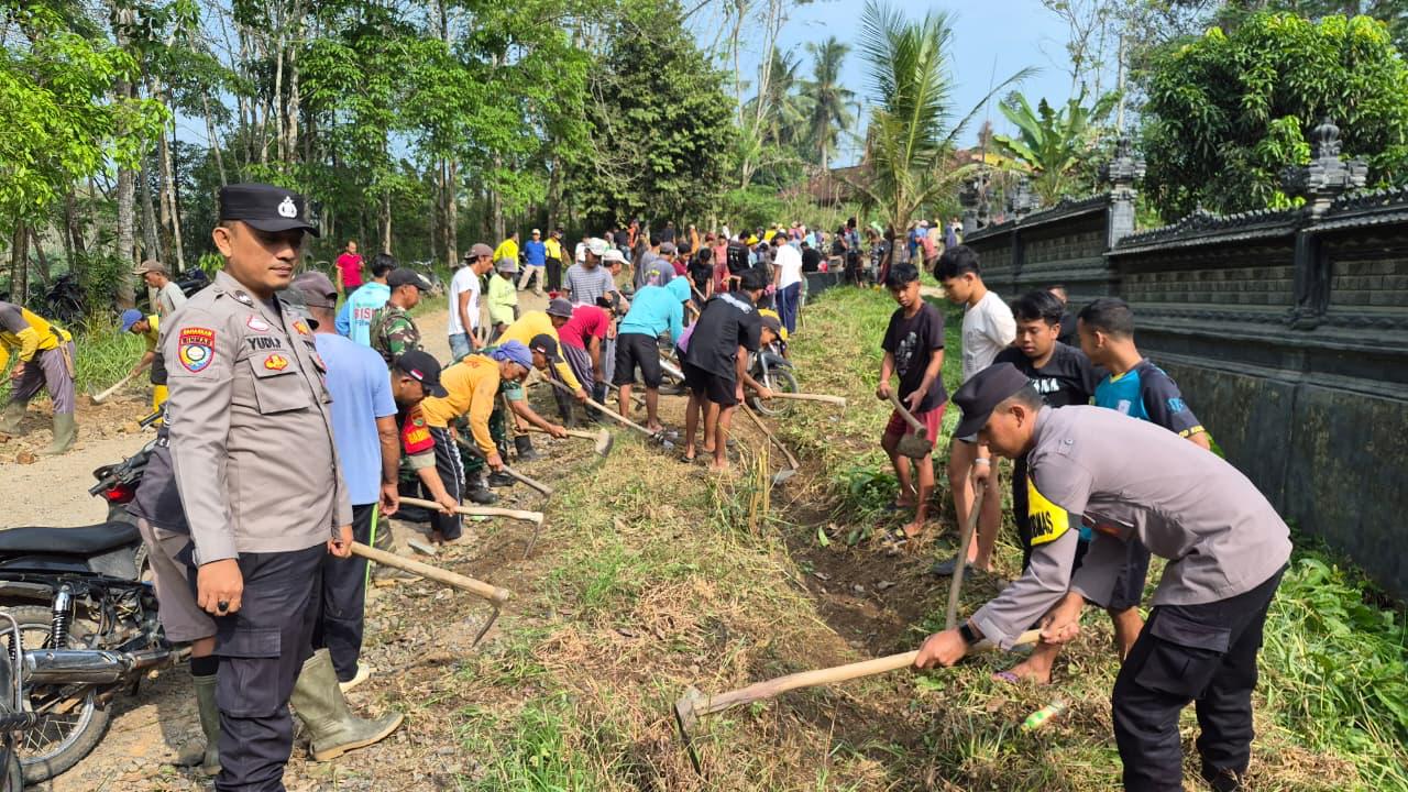Antisipasi Kecelakaan, TNI-Polri dan Pemkab Way Kanan Kompak Timbun Jalan Rusak di Banjit