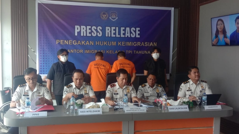 Imigrasi Tahuna Gelar Konferensi Pers Terkait Penahanan Dua WNA China