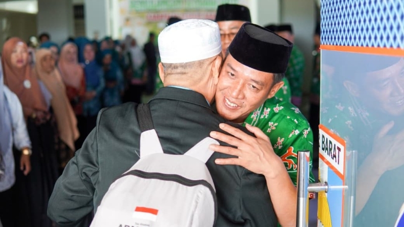 Bupati Pesibar Sambut Kepulangan Jamaah Haji, Ajak Sebarkan Nilai-Nilai Kebaikan
