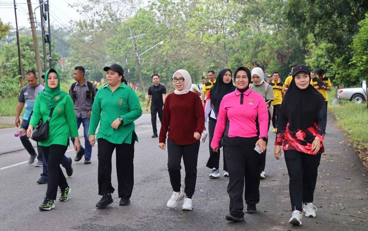 Meriah, Polres Way Kanan Rayakan Hari Bhayangkara ke-80 dengan Jalan Santai dan Doorprize