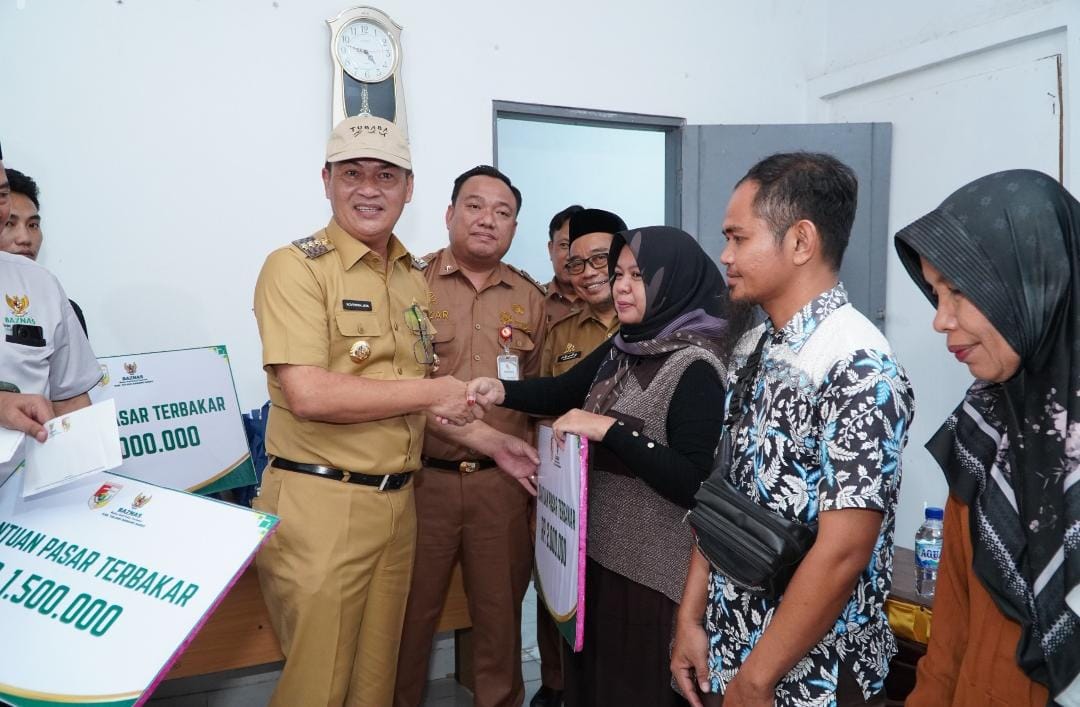 Bupati Novriwan Salurkan Santunan untuk Pedagang Korban Kebakaran Pasar Mulya Kencana
