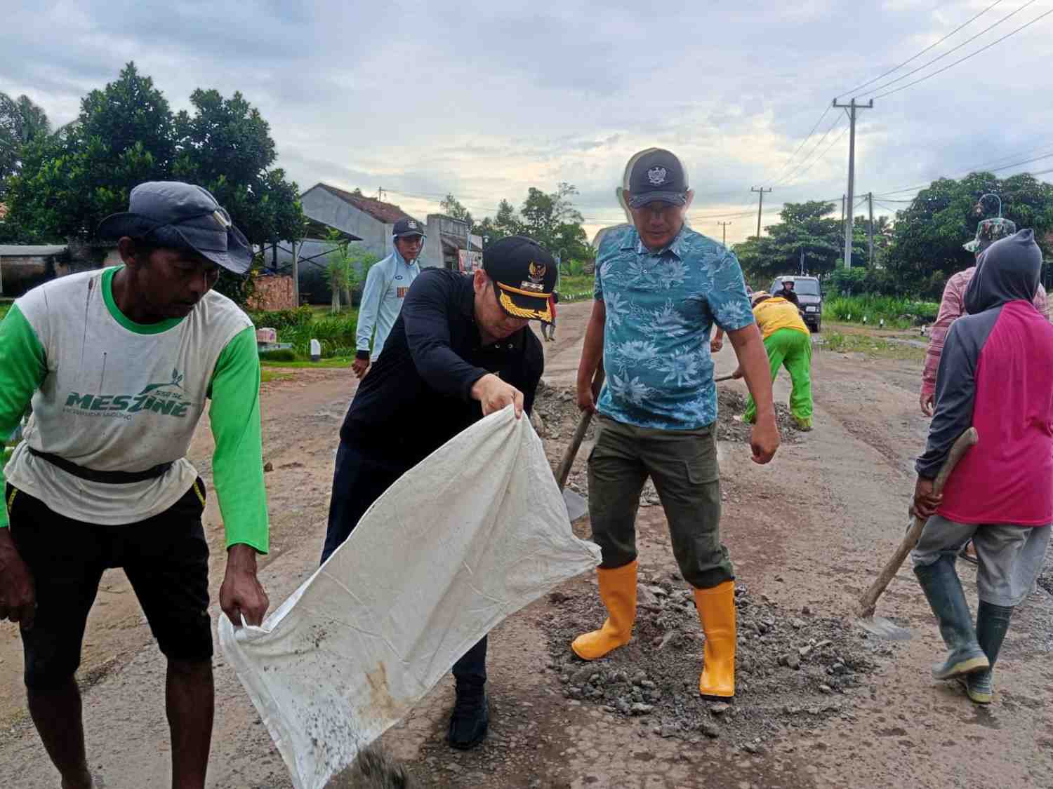 Wabup Nadirsyah Gotong Royong Bersama Warga Perbaiki Jalan di Tunas Asri dan Tirta Makmur