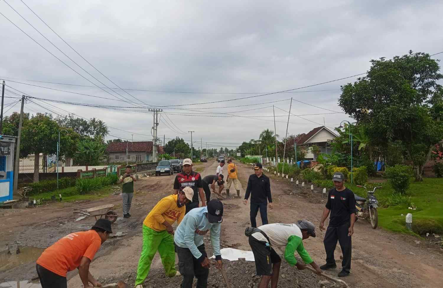 Wabup Nadirsyah Pimpin Gotong Royong Perbaikan Jalan di Margo Mulyo, Libatkan Warga dan Swasta