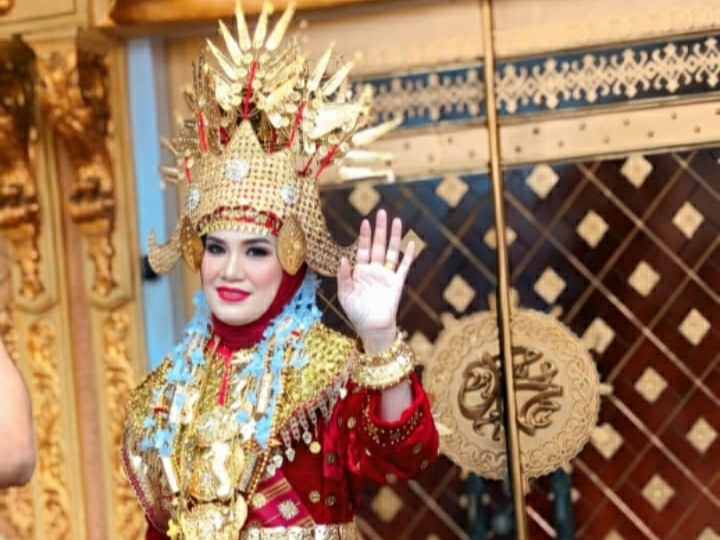 Busana Saibatin Antar IKWI Lampung Raih Runner Up Fashion Show HUT ke-65 IKWI