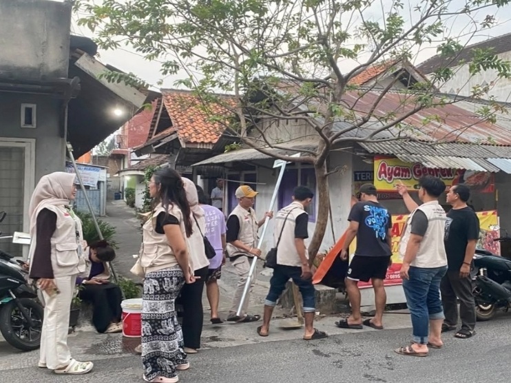 Tingkatkan Keselamatan Warga, Mahasiswa KKL Malahayati Pasang Plang Jalan dan Convex Mirror di Metro