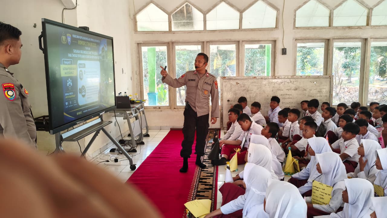 Sambangi SMPN 5 Blambangan Umpu, Polres Way Kanan Gembleng Pelajar Menuju Indonesia Emas 2045