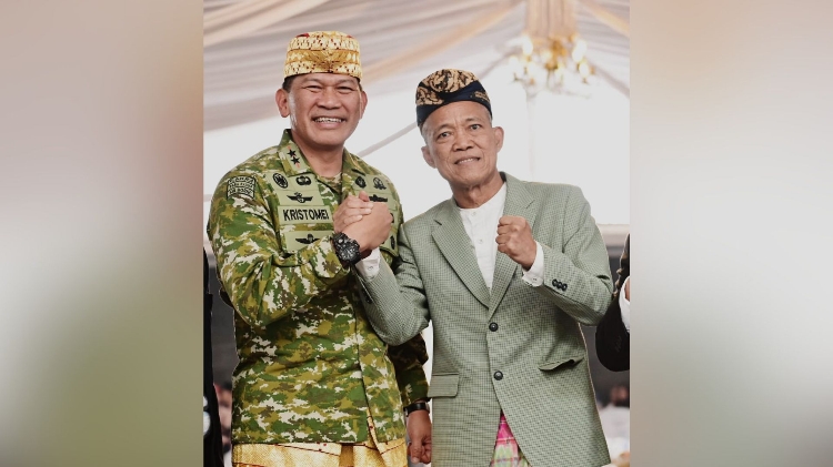 Lewat Tradisi Angkon Muakhi, Pangdam XXI/Radin Inten Resmi Diterima sebagai Warga Adat Lampung