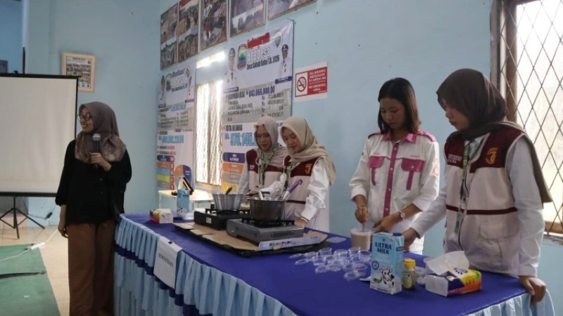 Dosen dan Mahasiswa Farmasi ITERA Edukasi PKK Olah Kencur Jadi Puding Jelly Sehat