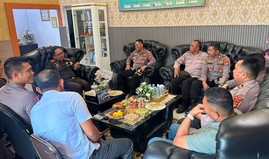 Polres Way Kanan Serahkan Tumpeng ke Kejari, Perkuat Sinergitas di Hari Bhakti Adhyaksa ke-66