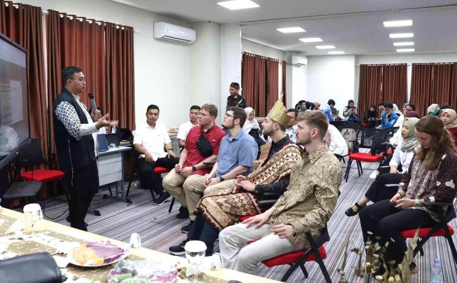 FST UIN Raden Intan Lampung Kenalkan Budaya Lampung kepada Tamu Asal Amerika Serikat