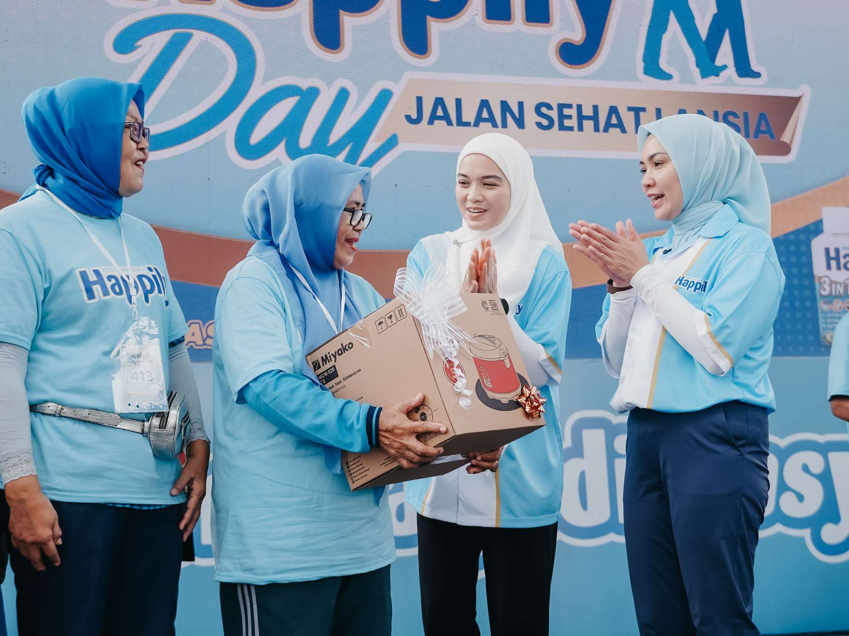 Batin Wulan Sari Mirza Lepas Jalan Sehat Lansia, Ajak Lansia Lampung Tetap Bugar dan Bahagia