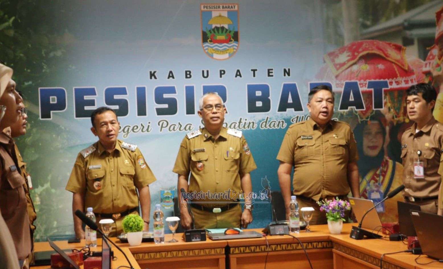 Buka Bimtek Aplikasi SRIKANDI, Asisten I Pesisir Barat Tekankan Pentingnya Administrasi Transparan