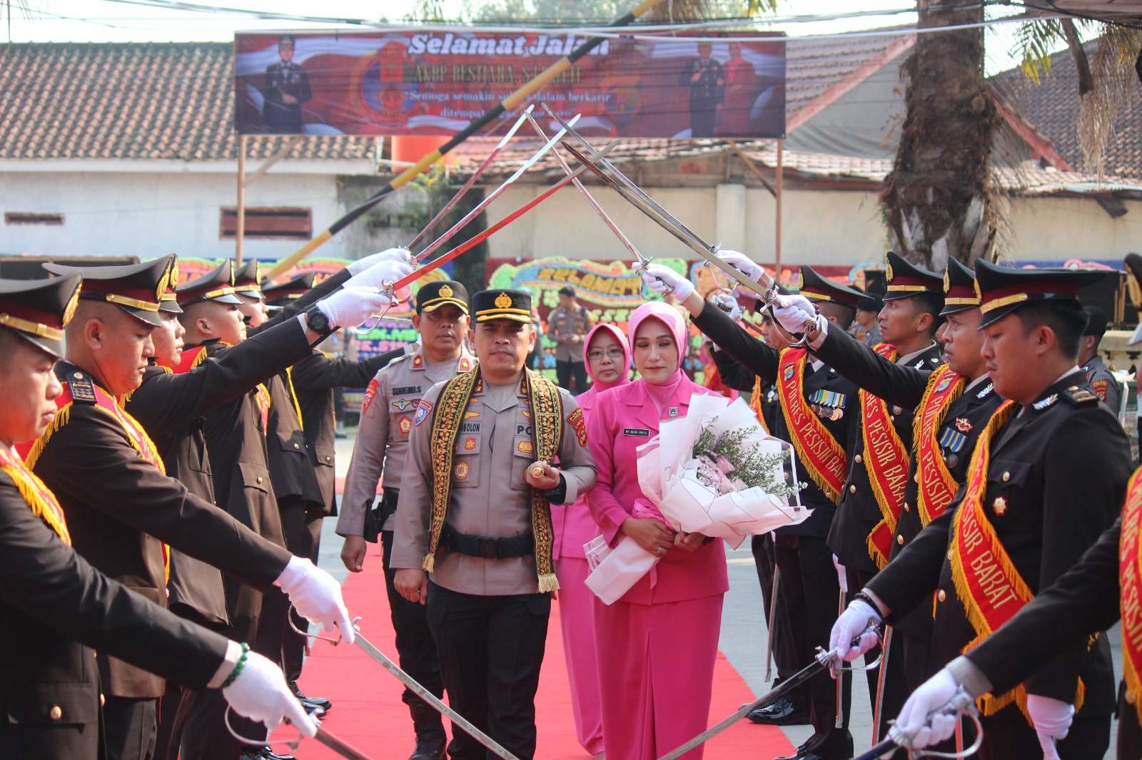 Tradisi Parade Penyambutan, Personel Polres Pesisir Barat Sambut AKBP Rinto Haivan Simbolon