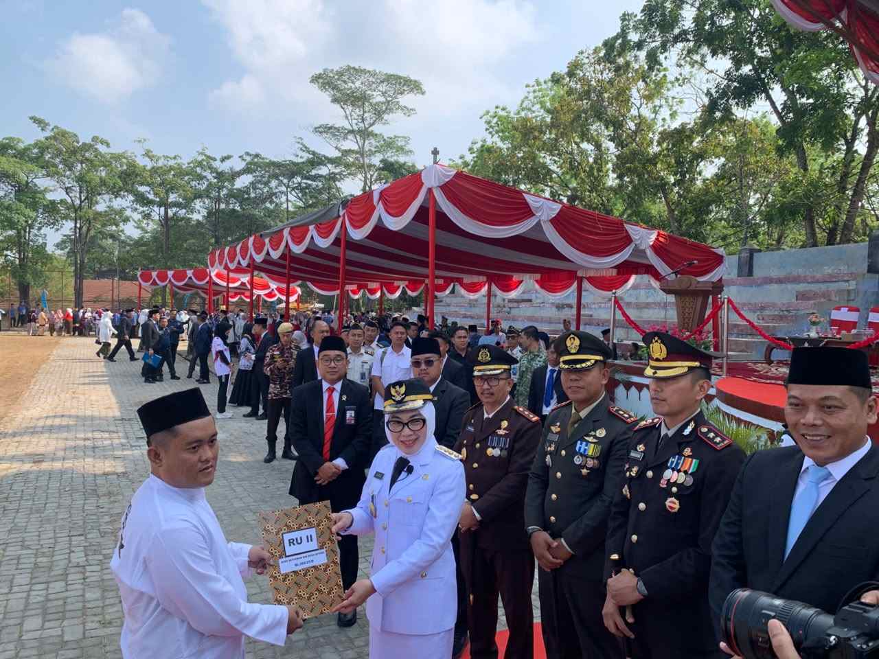 Bupati Ayu Asalasiyah Serahkan Remisi Kemerdekaan ke 388 Warga Binaan Lapas Way Kanan