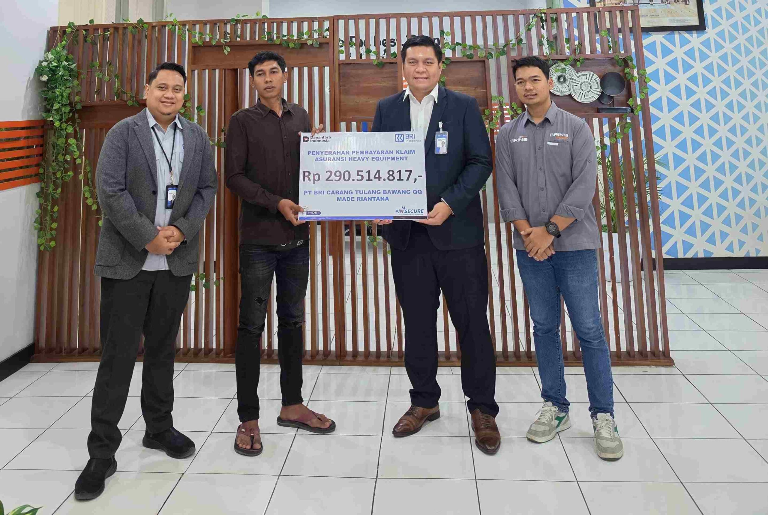 BRI dan BRI Insurance Serahkan Klaim Asuransi Alat Berat Rp290,5 Juta di Tulang Bawang