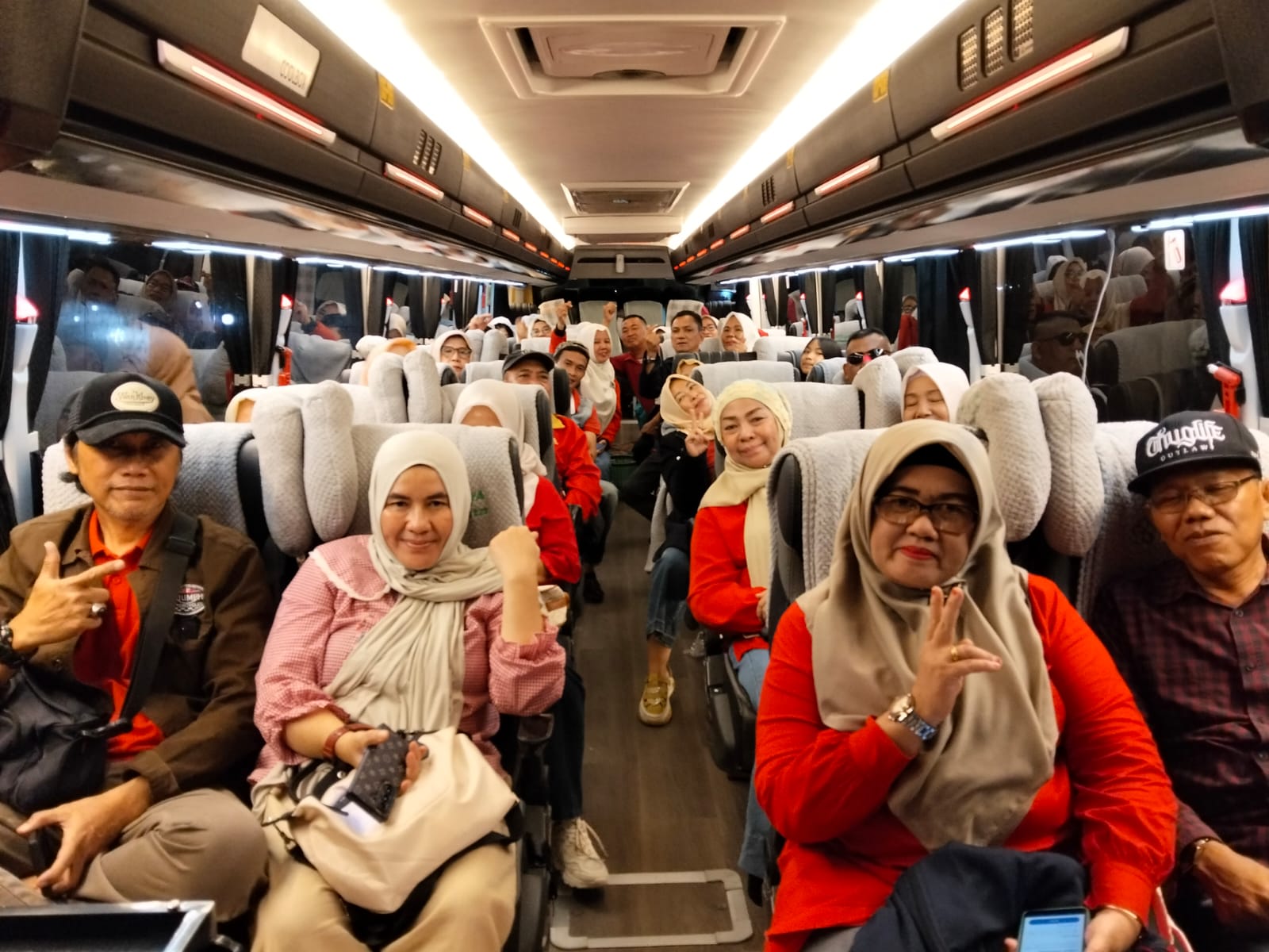Sambangi Tangkuban Perahu hingga Masjid Al-Jabbar, Arisan Pujiannya Wakhi Liburan Bareng Garuda Wisata