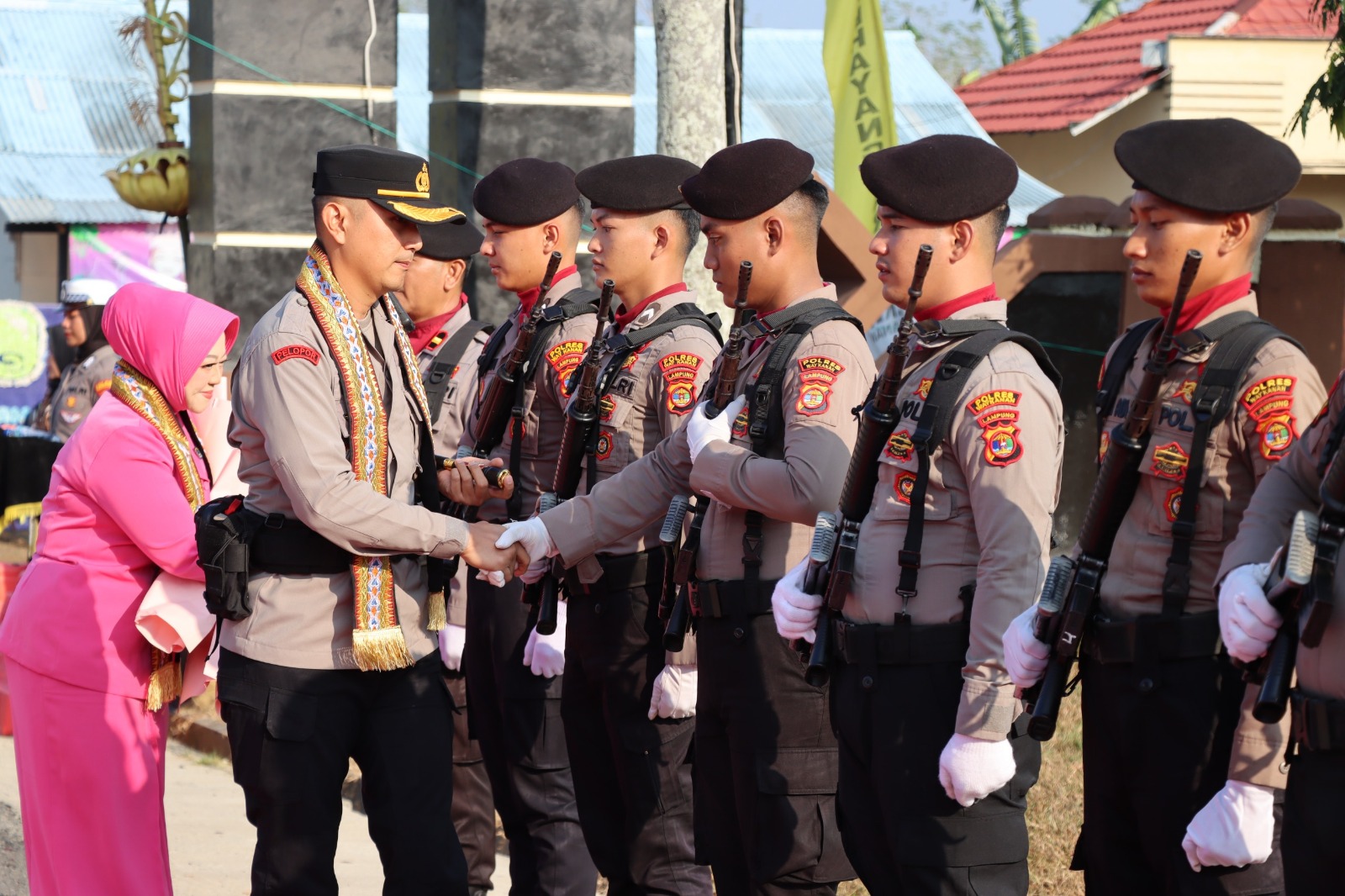 Diwarnai Tradisi Pedang Pora, Suasana Haru Warnai Pisah Sambut Kapolres Way Kanan