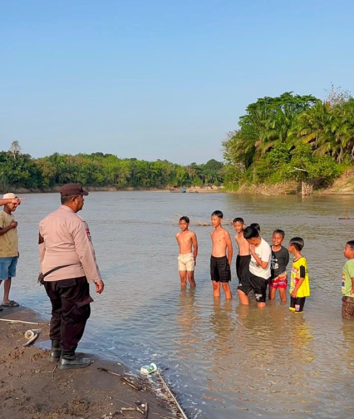Waspada Arus Sungai, Polsek Negara Batin Patroli dan Imbau Pengunjung Wisata Pasir Karta Jaya