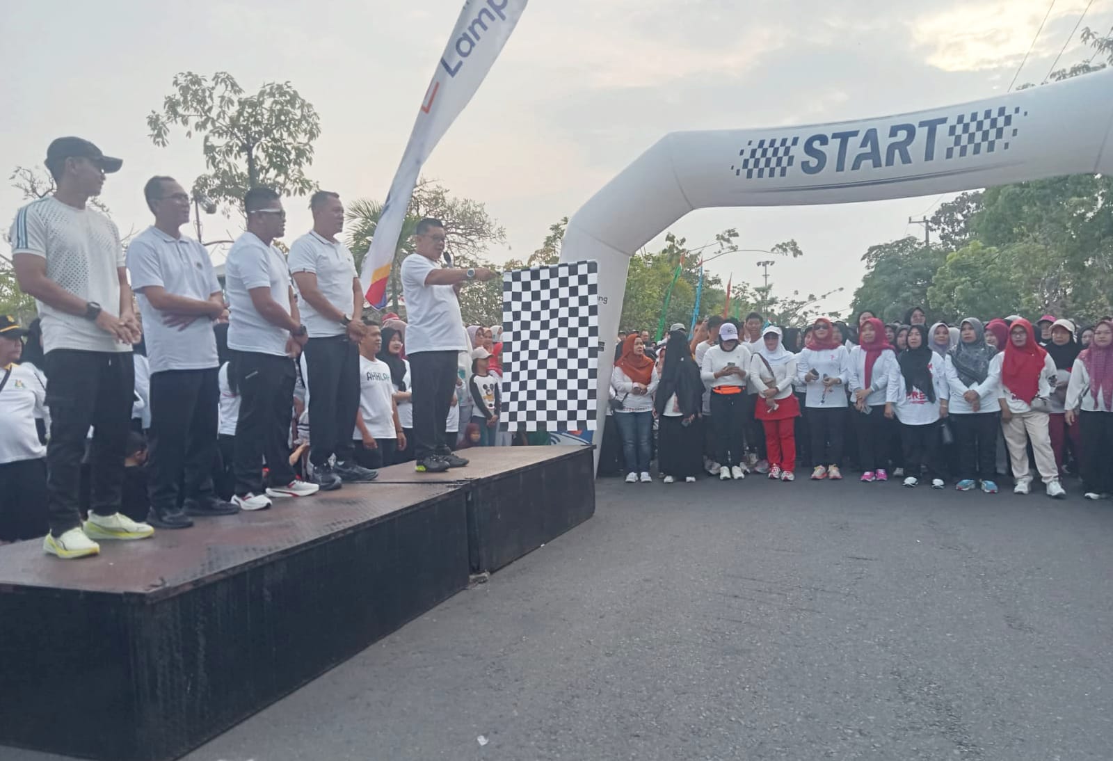 Semarak HUT ke-81 RI, Sekdakab Way Kanan Lepas Ribuan Peserta Jalan Sehat Penuh Warna