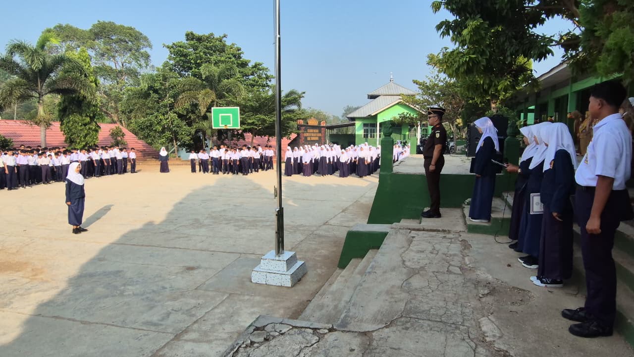 Pimpin Upacara di SMPN 2 Talang Padang, Kacabjari Kemal Pasha Ajak Pelajar Taati Hukum