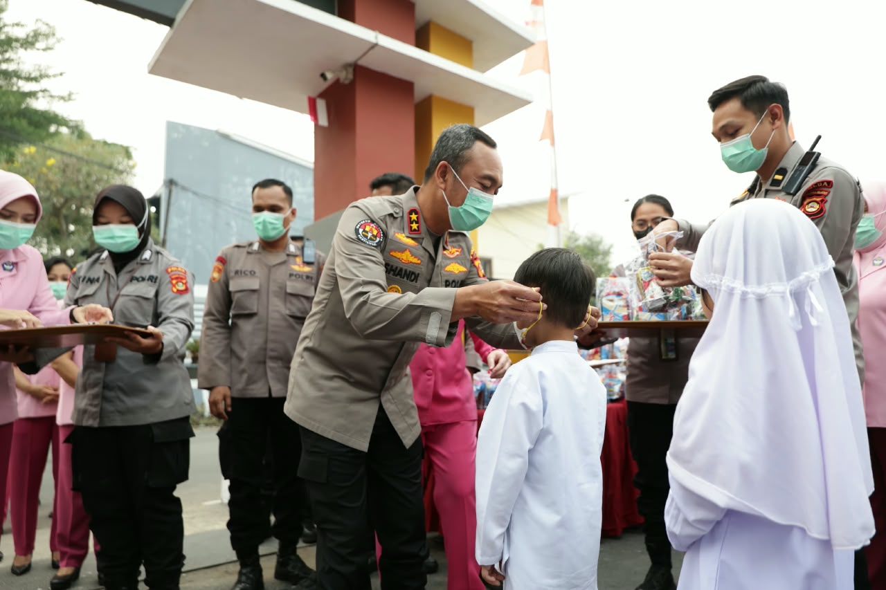 Cegah Lonjakan ISPA Akibat Karhutla, Kapolda Sumsel Irjen Sandi Nugroho Pimpin Aksi Bagi Masker