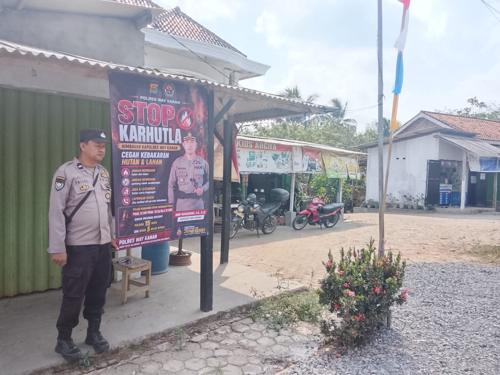 Cegah Karhutla di Musim Kemarau, Polsek Umpu Semenguk Pasang Banner Imbauan di Lima Titik Strategis