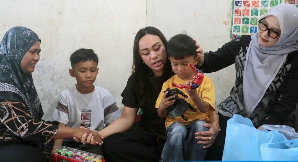 Zita Anjani Kunjungi Dua Anak Penyandang Hemofilia, Pastikan BPJS dan Pendidikan Tetap Berjalan