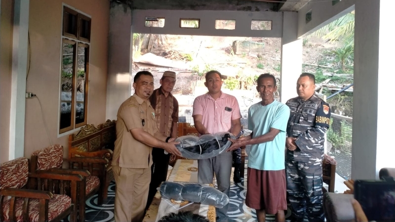 Kepala Desa Petta Timur Serahkan Bantuan Jaring dan Mesin Katinting untuk Nelayan