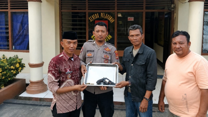 Warga Bumi Harjo Serahkan Senpi Rakitan dan Amunisi melalui Kepala Kampung ke Polisi